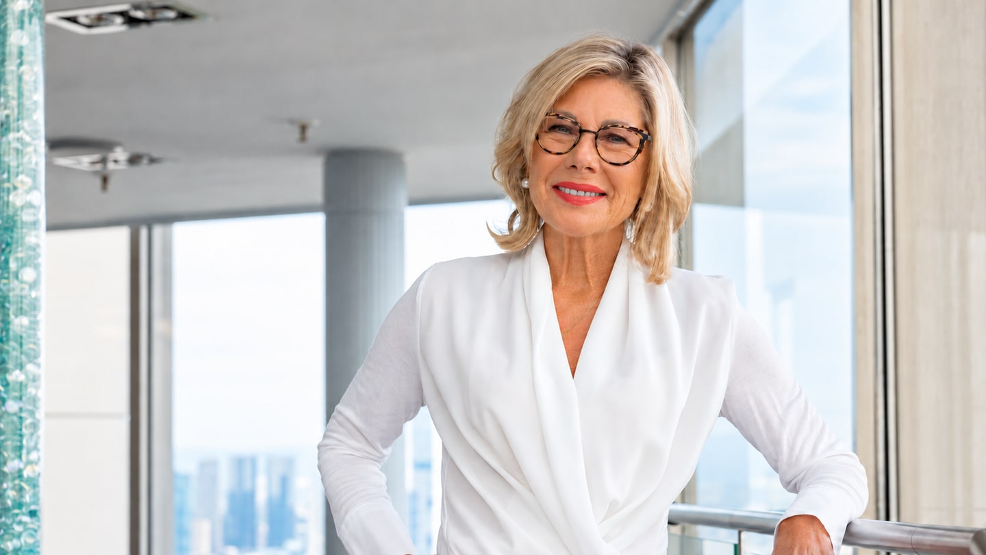 Porträt von Jutta Sperling in einem hellen Raum